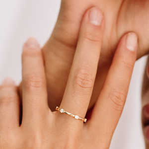 Anillo DE BODA genuino de distancia chapado en oro amarillo y plata 925 diamante natural redondo personalizado Fabricación de joyería de lujo para mujer India - Product Image 4