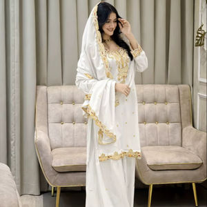 Ensemble Salwar Kameez ethnique traditionnel avec broderie florale - Product Image 1