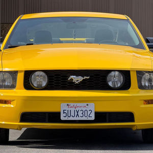 Ford Mustang GT Coupé 2006 d'occasion en bon état, sans réserve, 1 propriétaire jusqu'en 2025, boîte manuelle 5 vitesses, V8 4,6 litres, provenance Californie - Product Image 1
