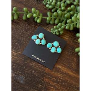 Pendientes de botón artesanales Navajo de turquesa Kingman y plata de ley con engaste de bisel y diseño de racimo - Product Image 3
