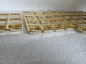 Bandejas con compartimentos hechas a medida para empacar chocolates o dulces de color dorado Premium, lo que las hace ideales para empacar regalos - Product Image 4