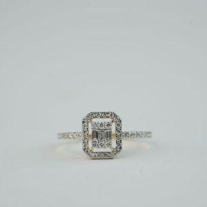 แหวนเพชรที่โตในแล็บ0.90Ct พรีเมี่ยมแบบ Baguette และ VS1 IGI ทรงกลมได้รับการรับรองว่าเป็นสีทองกุหลาบสีเงินเครื่องประดับสำหรับงานแต่งงานงานหมั้น - Product Image 3