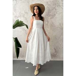 Robe blanche à bretelles brodée - Blanc - Product Image 1