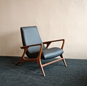 Chaise longue minimaliste en teck Comfort ERICK avec revêtement en cuir synthétique pour salon par Rachel & Natalie - Product Image 4