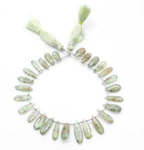 Pendentif en pierre verte à la mode avec collier de finition naturelle pour femmes élégantes de tous âges et goûts - Product Image 4