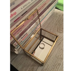 Caja de Joyería Cuadrada de Vidrio de Lujo con Acabado Dorado, Ecológica, Brillante y Sofisticada, que Resalta Cada Detalle con Claridad - Product Image 1