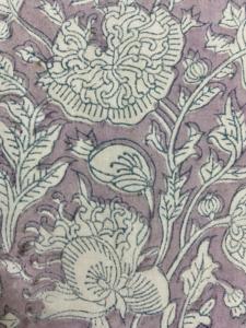 Tela de Algodón Estampada a Mano con Diseño Floral en Tono Malva Polvoriento, Diseño Botánico Indio Vintage - Product Image 2