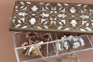 Boîte à bonbons en acrylique personnalisée avec couvercle incrusté de coquillages en bois Emballage cadeau élégant pour Ramadan et Eid pour les occasions spéciales - Product Image 2