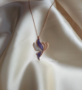 Un pendentif inspiré des ailes de feuilles avec une pierre centrale en forme de larme entourée de petits cristaux, raffinés et élégants. - Product Image 3