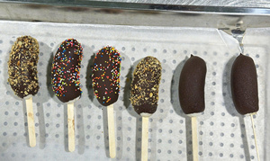 Mangue/banane/ananas séchés et congelés enrobés de chocolat blanc/vert matcha croquant tropical - Product Image 5