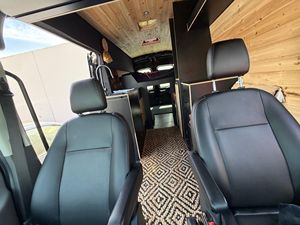 Ford Transit 350 HD AWD 2022 Usado en Buen Estado, Conversión a Camper, 5 mil Millas, EcoBoost V6, 1 Propietario en California - Product Image 5