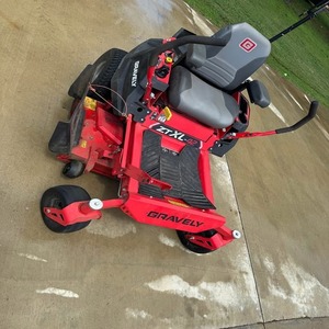 Cortacésped de giro cero a gasolina Gravely con desbrozadora montada en el asiento para mantenimiento de caminos y jardines - Product Image 4
