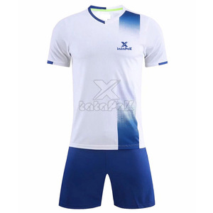 Uniforme de football personnalisé de haute qualité avec un polyester 100% durable, respirant et anti-transpiration, couleurs/logo/taille personnalisées - Product Image 1
