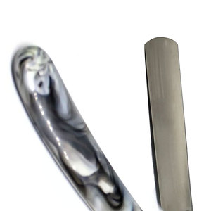 มีดโกนหนวดแบบมืออาชีพ ด้ามจับพลาสติกเกรดซาลอน ใบมีดสแตนเลส อุปกรณ์เสริมความงาม แบบวินเทจ สำหรับช่างตัดผมมืออาชีพ - Product Image 3