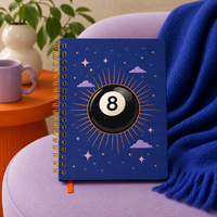 Carnet LABON personnalisé 8 Ball, couverture rigide marine, impression CMYK, nuages lavande effet soleil, clous dorés, reliure spirale Wire-O, ruban orange