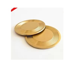 Juego de 2 posavasos metálicos con estampados florales en relieve y amuleto antiguo perfecto para bar o mesa de comedor de casa rústica - Product Image 1