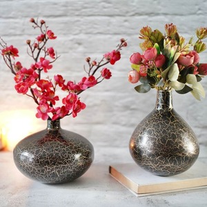 Florero antiguo con acabado de cobre oxidado y detalles en relieve adecuados para exhibiciones florales tradicionales - Product Image 6