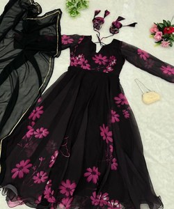 Moda Rayon Festival Wear Kurti con estampado floral vibrante y detalles de forcejeo Elegante Banarasi Casual Wear Top Pant - Product Image 5