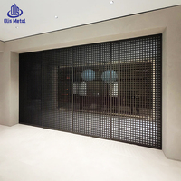 Portes pivotantes personnalisées en aluminium minimaliste pour l'intérieur, avec grilles décoratives et verre trempé, vente en gros