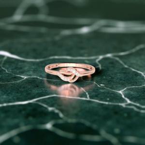 Juego de puntas de diamante de corte redondo de moissanita de 0,04 quilates, anillo con motivo infinito elegante hecho en oro sólido de 10K,14K,18K - Product Image 4