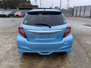 Toyota Vitz 1.3F Turbo Automático 2016 Usado, Edición LED con Cámara, Asientos de Cuero, Llantas de Aleación R18 en Gris Oscuro y Encendido por Botón - Product Image 3