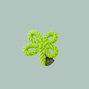 Jouet en corde pour chien en macramé fait main avec un design original en forme de trèfle porte-bonheur - Product Image 2