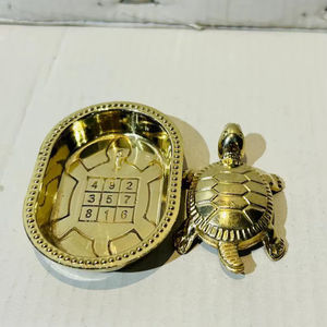 Artículo hecho a mano de latón Diya Lo Shu de tortuga para decoración del hogar Cuadrado mágico hecho en India - Product Image 1