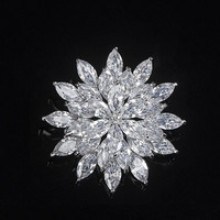 Broche florale en cristal de strass en gros pour femmes, cadeau de mariage et occasion de fête, broches en alliage de zinc
