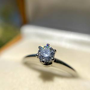Anillo de compromiso solitario de moissanita de corte redondo de 6,5mm en Ajuste clásico de seis puntas | Joyería fina de Boda nupcial - Product Image 3