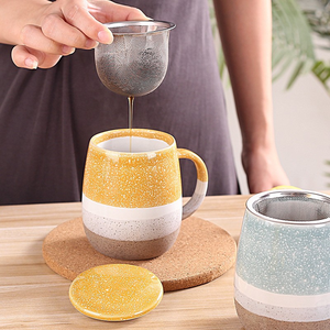 Tasse en céramique élégante avec couvercle parfaite pour le thé, le café et les boissons chaudes - Product Image 1