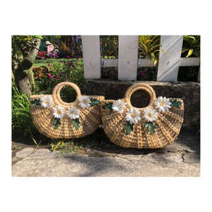 Sac à main en paille du Vietnam en jacinthe d'eau avec doublure en coton et fleur brodée pour la plage d'été ou le pique-nique - Product Image 3