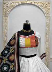 Magnifique ensemble Lehenga en coton vibrant pour les occasions de mariage et de fête lié à tous les yeux - Product Image 6