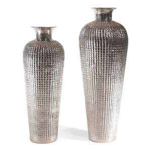 Vase à fleurs en métal de luxe conçu pour la décoration de table centrale mettant en valeur les fleurs fraîches avec une esthétique contemporaine - Product Image 3