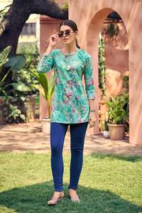 Las mujeres usan Kurtis cortos de rayón pesado con fabricación india y precio al por mayor Ropa tradicional y parte superior - Product Image 3