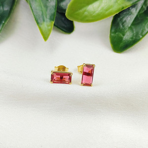 Boucles d'oreilles clous en quartz rubis artisanal, pierre de naissance baguette |   Bijoux plaqués or en gros - Product Image 1