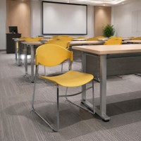 Chaise de conférence jaune avec assise en plastique moulé, dossier incurvé et base en acier, idéale pour les salles de réunion et les salles de classe