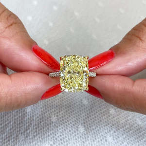 Anillo de Diamante Amarillo de Laboratorio con Certificación IGI, 8.00ctw, Corte Elegante Tipo Cojín, Halo Oculto de Dos Tonos - Product Image 1