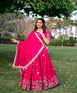 Ensemble Lehenga Choli en coton avec broderie lourde et dupatta pour les mariages, les fêtes et les occasions spéciales, lavable en machine, choix de mode - Product Image 6
