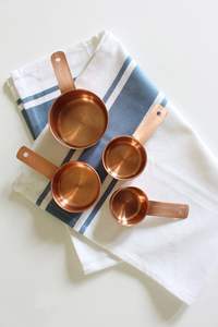 Tasse à mesurer en cuivre fabriquée à la main avec un design détaillé idéal pour l'affichage ainsi que pour la cuisine fonctionnelle à des fins quotidiennes - Product Image 2