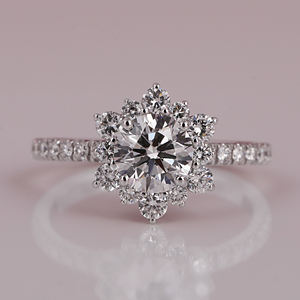 แหวนหมั้นชุบทองคำแท้ 18KT รับรองโดย IGI รูปทรงดอกไม้ เพชรเพาะเลี้ยงในห้องปฏิบัติการ น้ำหนัก 1.2-1.6 กะรัต ดีไซน์ฮีโร่สุดหรู - Product Image 2