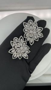 Boucles d'oreilles de lustre en pierre naturelle de style floral fait à la main en or blanc Certification IGI pour les mariages fêtes cadeau - Product Image 5