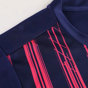 Nouveau design de tissu léger Slim Fit Uniformes de football pour le football Nom et numéros personnalisés les plus vendus Uniformes de football - Product Image 2