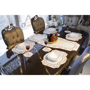 Mantel y Posavasos Navideños Clásicos con Borde Rojo, 40x40cm, Tela Bordada Resistente a las Manchas, Mantel Individual Festivo para Uso Doméstico - Product Image 6