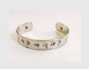 Bracelet de mantra bouddhiste en argent fait à la main authentique tibétain nouveau bracelet de manchette ouvert réglable résine matériel bijoux de Style magnétique - Product Image 1