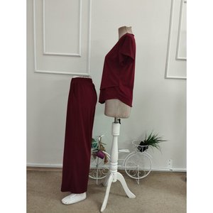 Ensemble deux pièces pour femme, chemisier court à manches courtes, col bateau, détail asymétrique sur le devant, couleur sable, et pantalon, 36847 - Bourgogne - Product Image 6