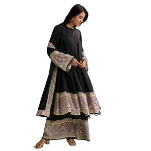 Vente en gros d'usine de vêtements ethniques OEM fournisseur de mode noir Ensemble Anarkali avec bordure imprimée noire Palazzo et Dupatta - Product Image 3