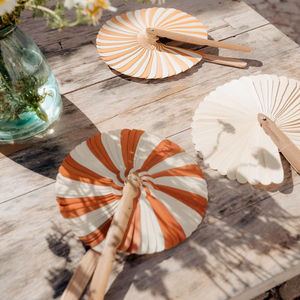 Abanico Artesanal de Madera de Coco, Vibrante Abanico Khmer Hecho a Mano: El Regalo Perfecto para Bodas Tropicales y Decoración de Eventos Coloridos - Product Image 1