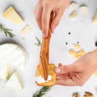 Couteau à fromage en bois d'olivier ArtisRaw - Durable, écologique, fabriqué à la main en Tunisie, sans danger pour les aliments, lavage à la main uniquement
