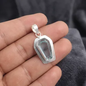 Niharika Gems - Colgante clásico hecho a mano de latón chapado en plata con topacio azul cielo talla ataúd y engaste de bisel, unisex, de tercer fabricante - Product Image 2