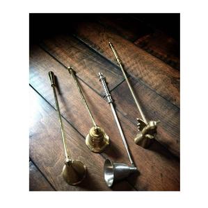 Juego de apagavelas de metal artesanal para apagar velas de forma segura, añadiendo encanto, sofisticación y elegancia decorativa a interiores. - Product Image 4